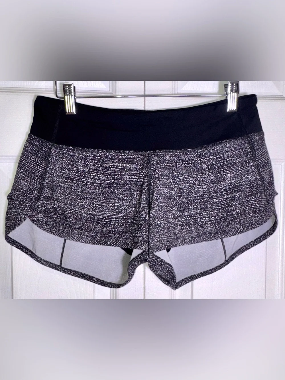 Lululemon Run Speed Shorts Women’s Size 6 Black White Reflective Print EUC